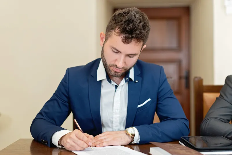 Años encadenando contratos temporales: cuándo la ley te reconoce como trabajador indefinido y cómo hacerlo valer