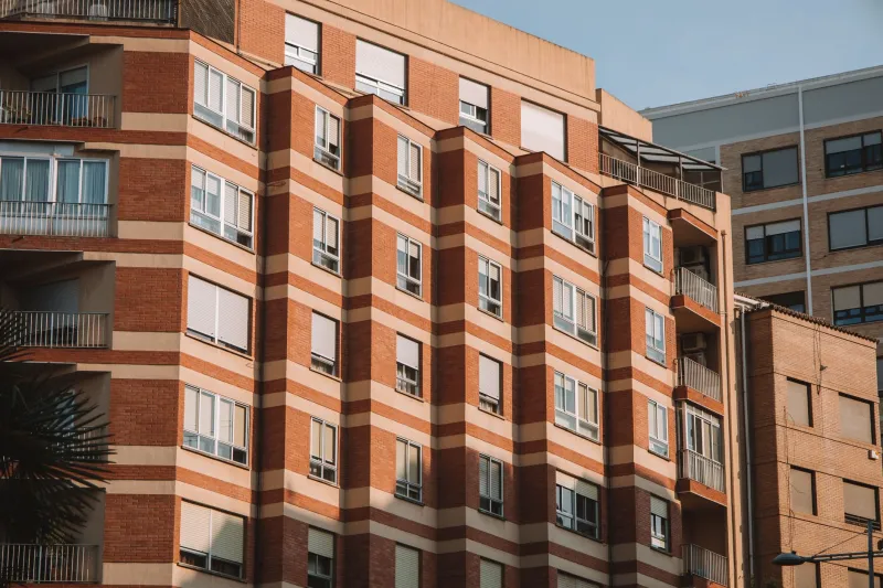 Ruido de vecinos: límites legales, pruebas válidas y el camino jurídico para poner fin a la contaminación acústica